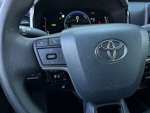 Used 2025 Toyota Camry LE image 31