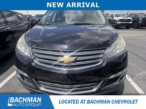 Used 2017 Chevrolet Traverse LT w/ Style and Technology Package FWD image 3