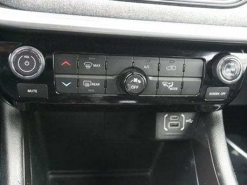 Used 2024 Jeep Compass Latitude image 18