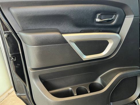 Used 2018 Nissan Titan SV image 31