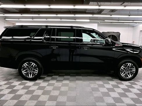 Used 2025 Chevrolet Suburban Z71 image 14