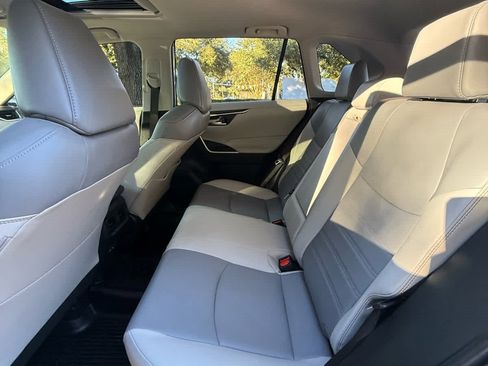 Used 2022 Toyota RAV4 XLE Premium image 15