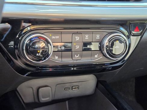 Certified 2025 Chevrolet Trax LT w/ LT Convenience Package FWD image 32