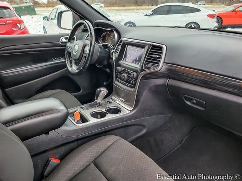 Used 2020 Jeep Grand Cherokee Laredo image 28