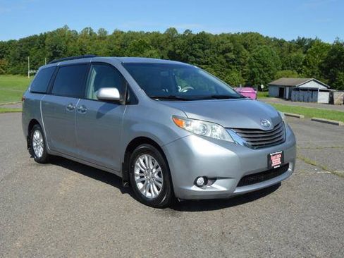 Used 2011 Toyota Sienna XLE w/ XLE Navigation Pkg FWD image 4