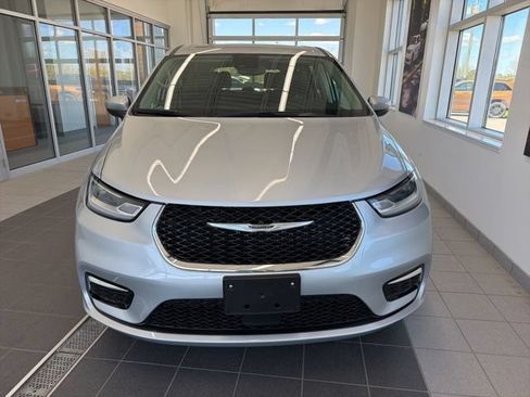 Used 2023 Chrysler Pacifica Touring-L FWD image 2