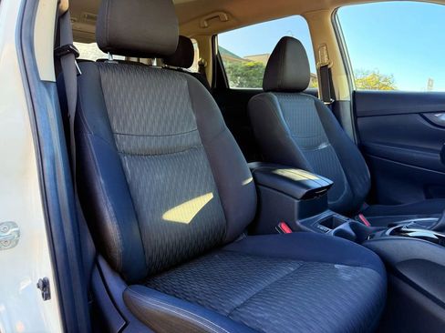 Used 2018 Nissan Rogue SV image 9