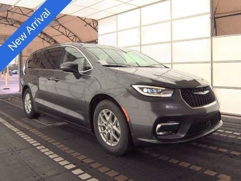Used 2023 Chrysler Pacifica Touring-L FWD image 1