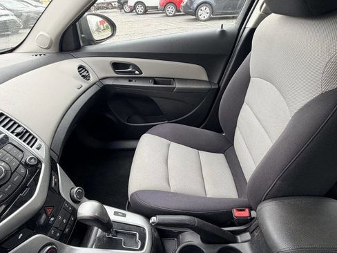 Used 2015 Chevrolet Cruze LS image 11