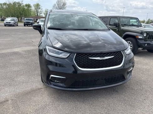 Used 2024 Chrysler Pacifica Touring-L FWD image 5