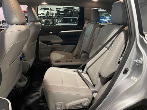 Used 2017 Toyota Highlander XLE AWD/4WD image 28