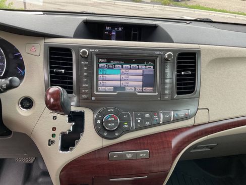 Used 2011 Toyota Sienna Limited w/ Premium Pkg AWD/4WD image 24