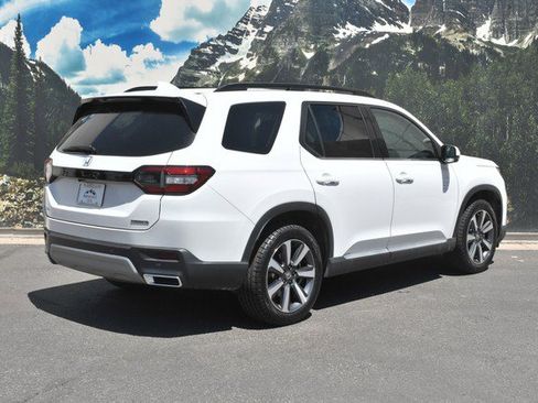 Used 2025 Honda Pilot Touring image 3