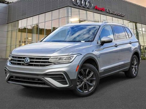 Used 2022 Volkswagen Tiguan SE w/ Panoramic Sunroof Package image 1