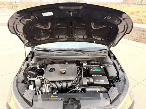 Used 2019 Hyundai Elantra SE image 19