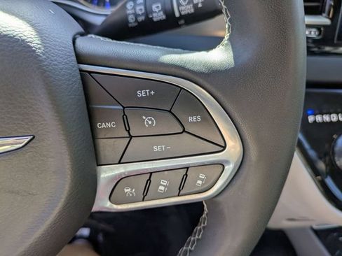 Used 2023 Chrysler Pacifica Touring-L FWD image 20