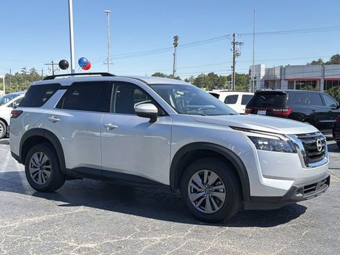Used 2025 Nissan Pathfinder SV AWD/4WD image 7