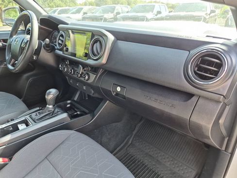 Used 2017 Toyota Tacoma TRD Sport w/ Tow Package (A/T) AWD/4WD image 39