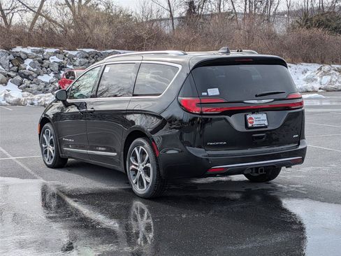 New 2026 Chrysler Pacifica Pinnacle w/ Trailer Tow Group AWD/4WD image 7