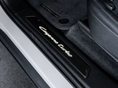 Certified 2025 Porsche Cayenne Turbo AWD/4WD image 13