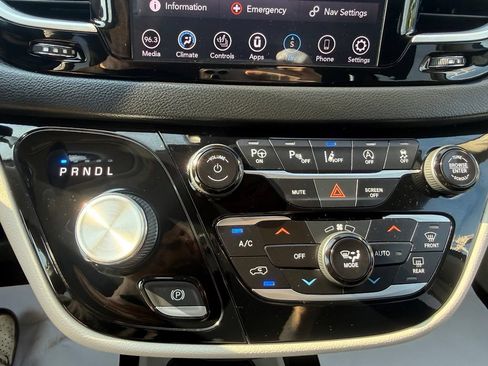 Used 2020 Chrysler Pacifica Touring w/ Advanced Safetytec Group FWD image 22