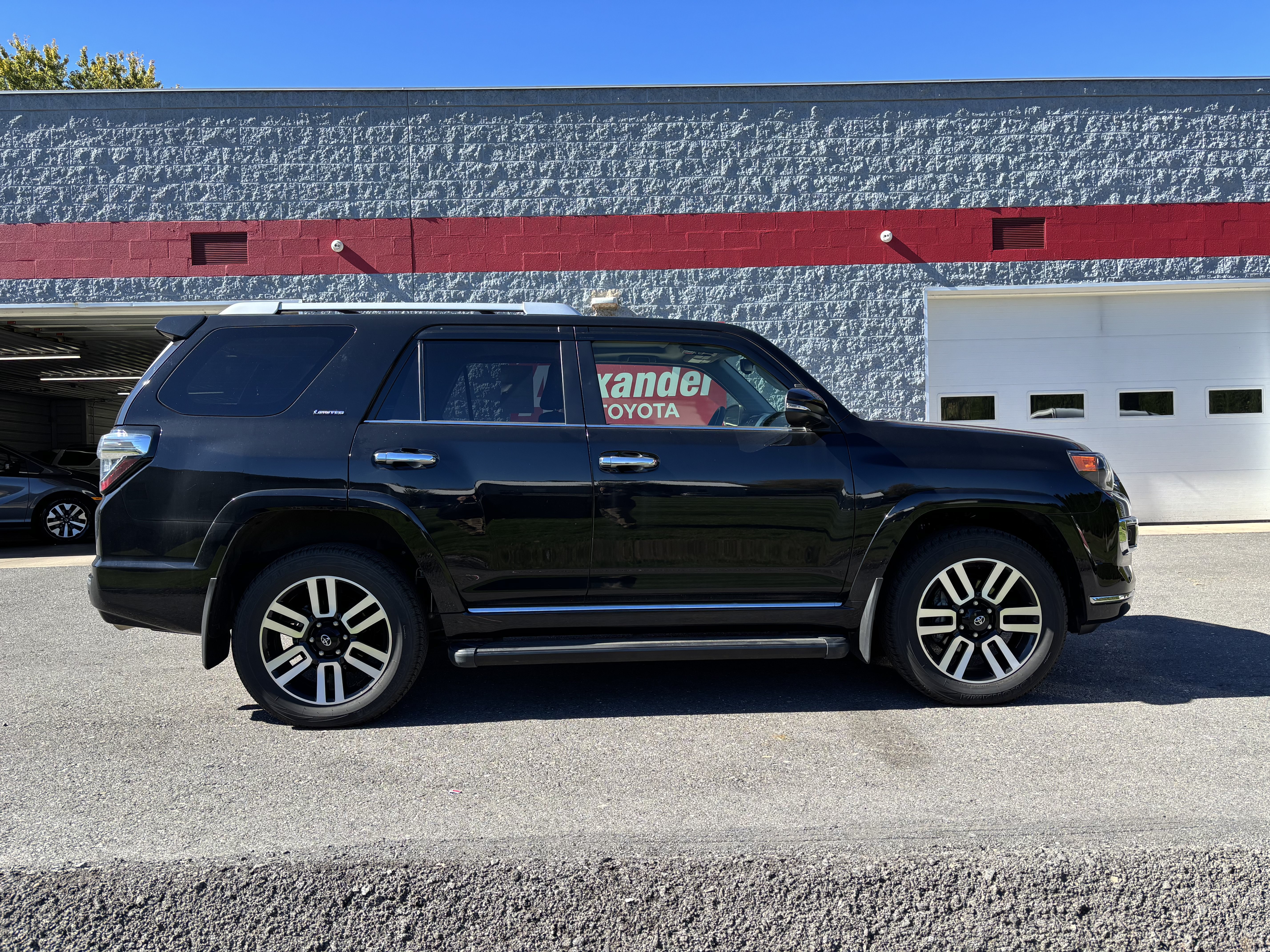 Used 2023 Toyota 4Runner Limited AWD/4WD image 2