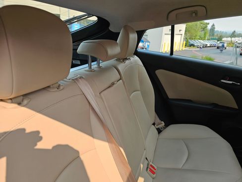 Used 2019 Toyota Prius XLE AWD/4WD image 13