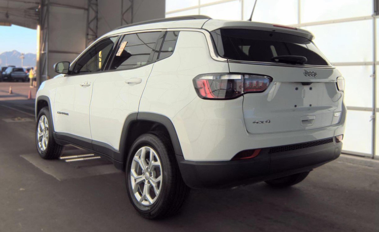 Used 2024 Jeep Compass Latitude AWD/4WD image 6