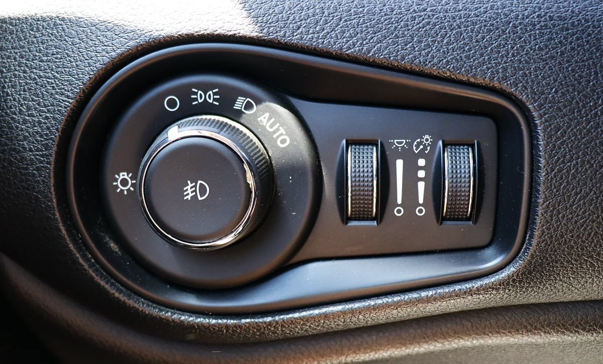 Used 2018 Jeep Renegade Latitude FWD image 41