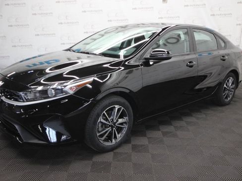 Used 2023 Kia Forte LXS w/ LXS Technology Package image 2