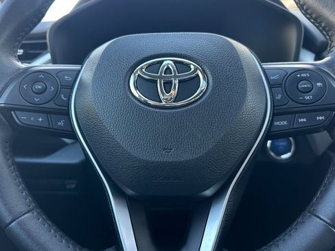 Used 2021 Toyota RAV4 XLE Premium image 23