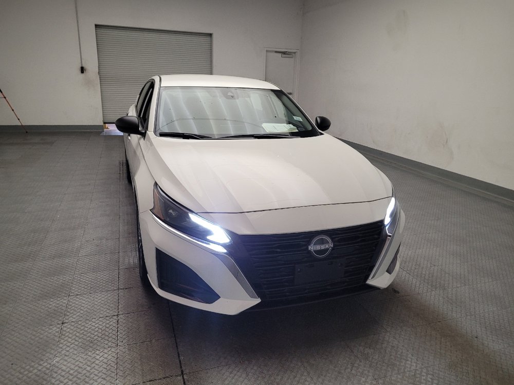 Used 2025 Nissan Altima 2.5 SV FWD image 14