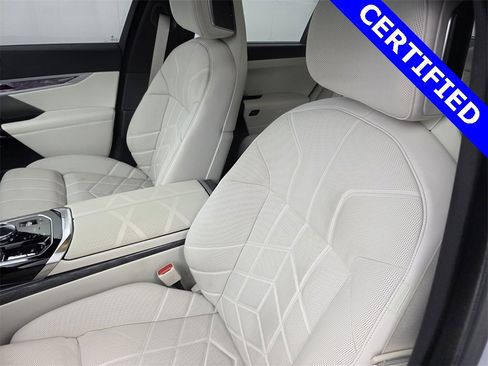 Used 2023 BMW 760i xDrive w/ Luxury Rear Seating Package image 11
