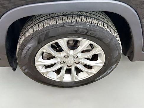 Used 2019 Jeep Cherokee Latitude w/ Popular Appearance Group image 29