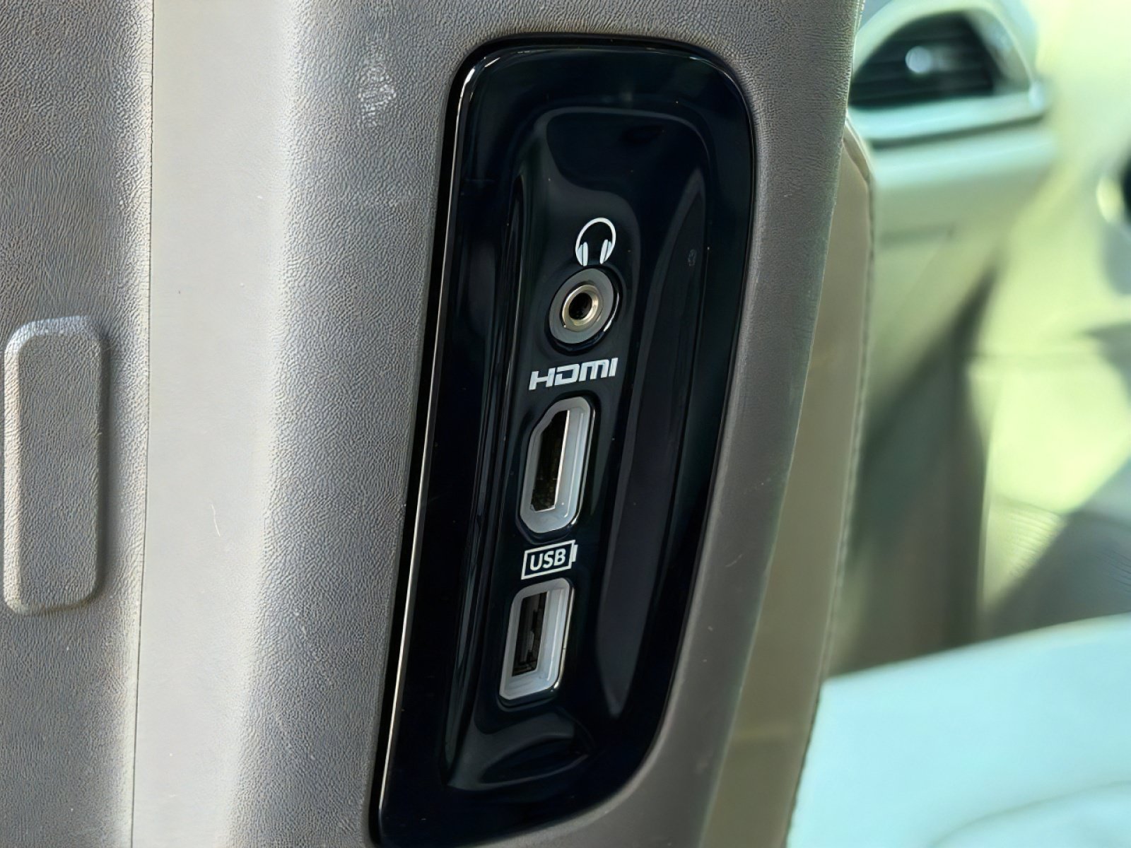 Used 2021 Chrysler Pacifica Touring-L w/ Uconnect Theater Family Group FWD image 16