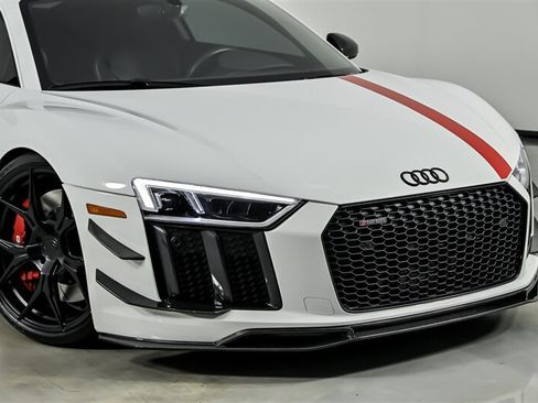 Used 2018 Audi R8 V10 RWD image 2