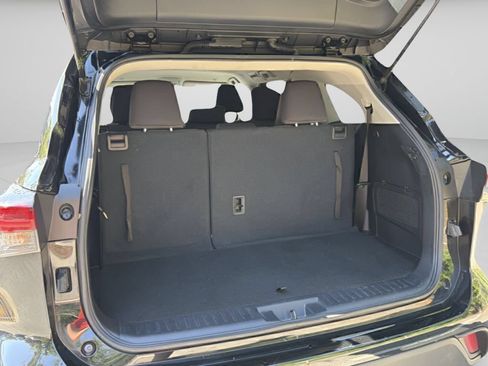 Used 2023 Toyota Highlander L FWD image 25