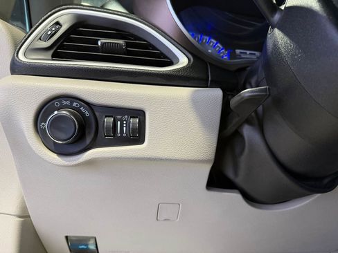 Used 2022 Chrysler Voyager LX image 13