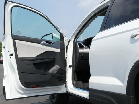 New 2025 Volkswagen Taos SE image 25