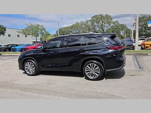 Used 2022 Toyota Highlander Platinum image 32