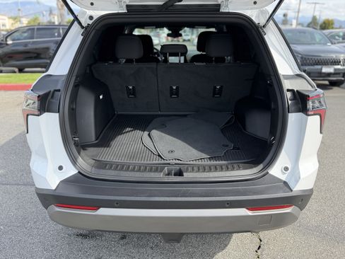 Used 2025 Chevrolet Equinox LT FWD image 10