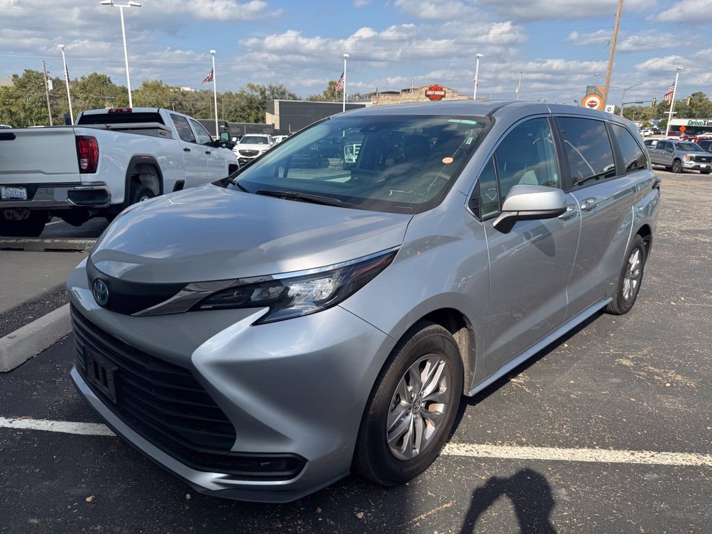 Used 2025 Toyota Sienna LE FWD image 3