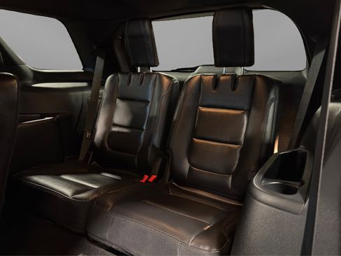 Used 2018 Ford Explorer XLT w/ Equipment Group 202A AWD/4WD image 43