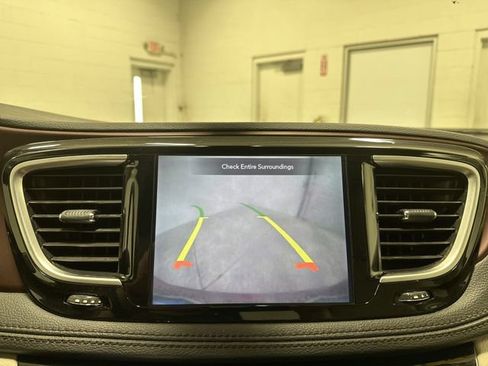 Used 2020 Chrysler Pacifica Limited FWD image 22