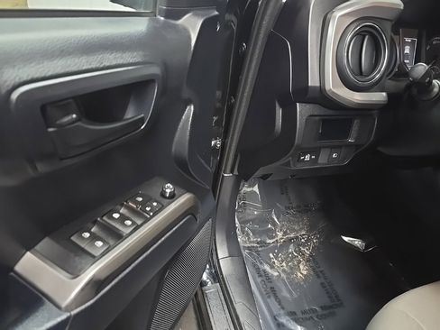 Used 2018 Toyota Tacoma SR5 image 27