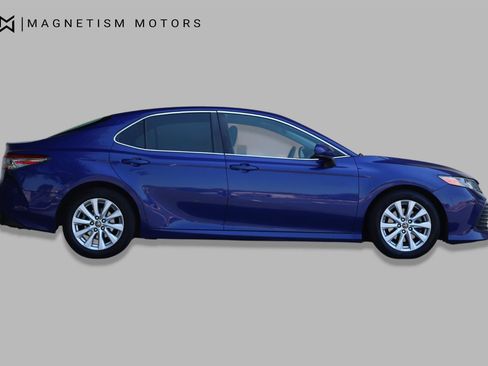 Used 2018 Toyota Camry LE FWD image 3