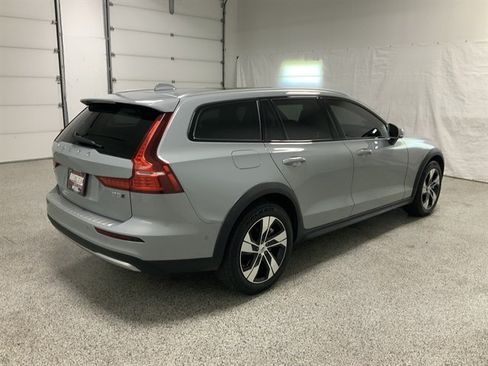 Used 2025 Volvo V60 B5 Cross Country Plus AWD/4WD image 5