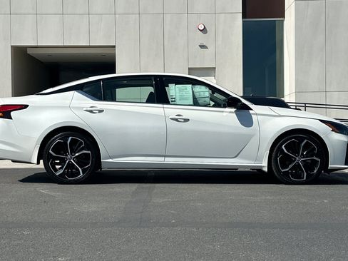 Used 2023 Nissan Altima 2.5 SR w/ SR Premium Package FWD image 2