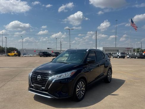 Certified 2023 Nissan Kicks SV FWD image 9