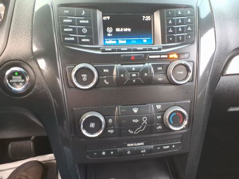 Used 2018 Ford Explorer XLT image 15